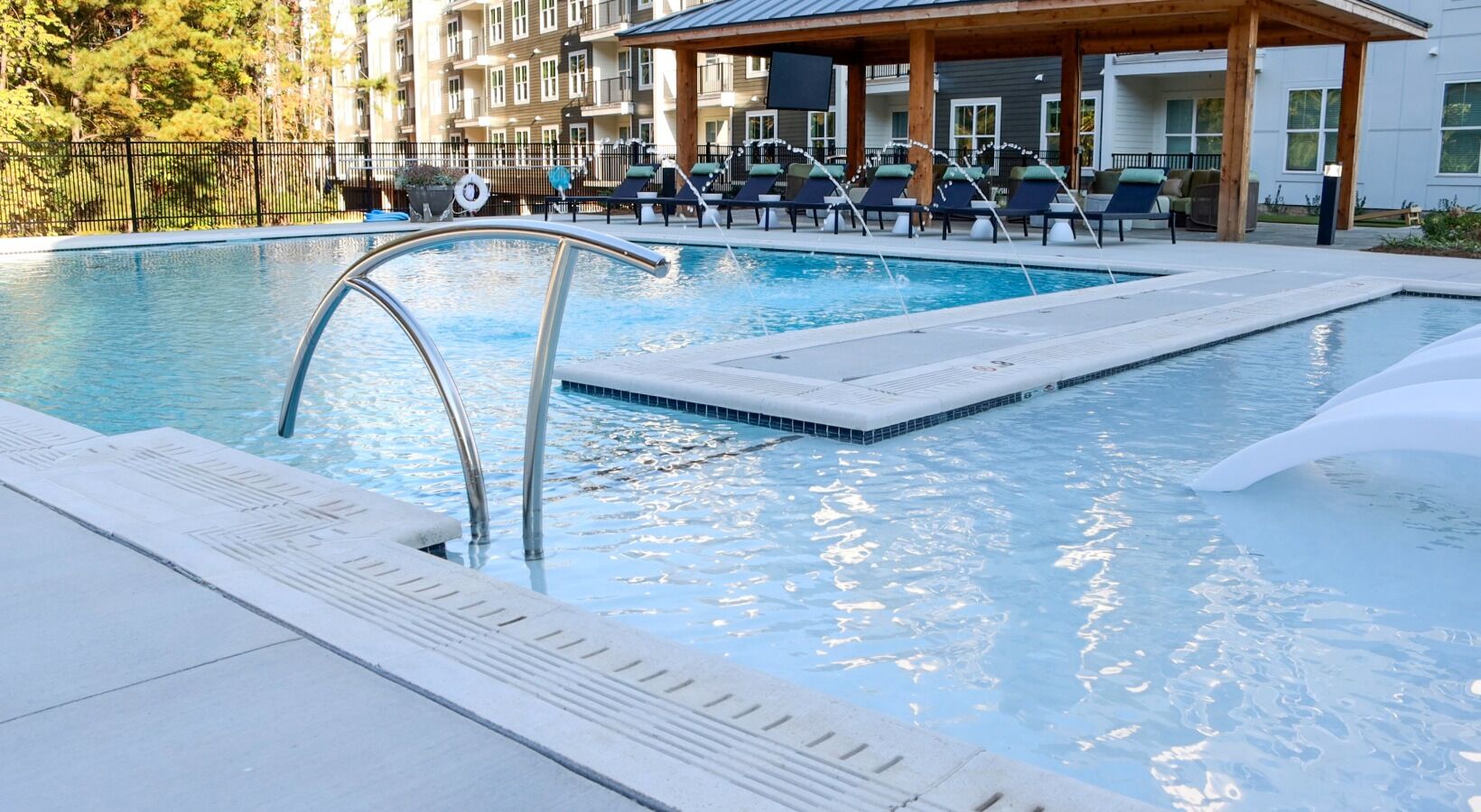 室外游泳池，免费小屋