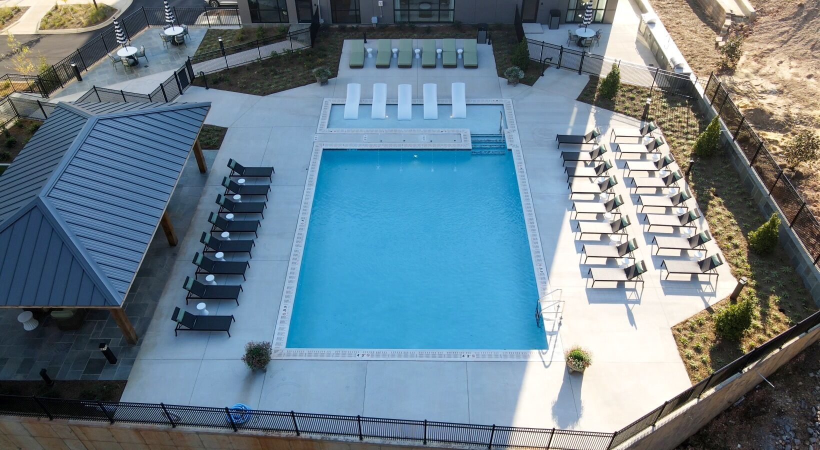 حمّام سباحة خارجي، كبائن مجانية