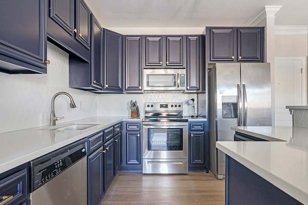 Apartment, 1 Bedroom, 2 Bathrooms | Private kitchen | Full-size fridge, microwave, oven, stovetop