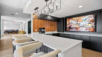 Full-size fridge, microwave, oven, stovetop