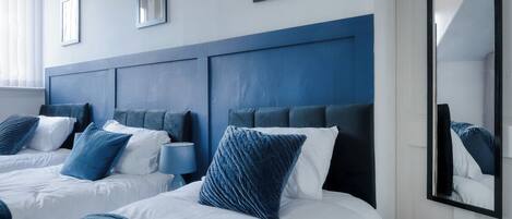 3 habitaciones, escritorio y tabla de planchar con plancha