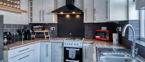 Frigorifero, microonde, forno, piano cottura