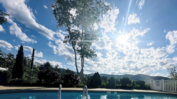 Une piscine avec vue sur les montagnes en arrière-plan.