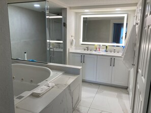 Haartrockner, Handtücher, Seife, Shampoo