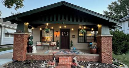 Charming 2-Bedroom Bungalow: Historic Route 66 & Crossroads of America!
