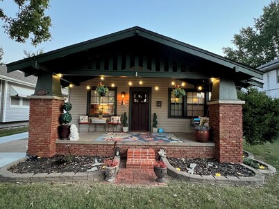 Charming 2-Bedroom Bungalow: Historic Route 66 & Crossroads of America!