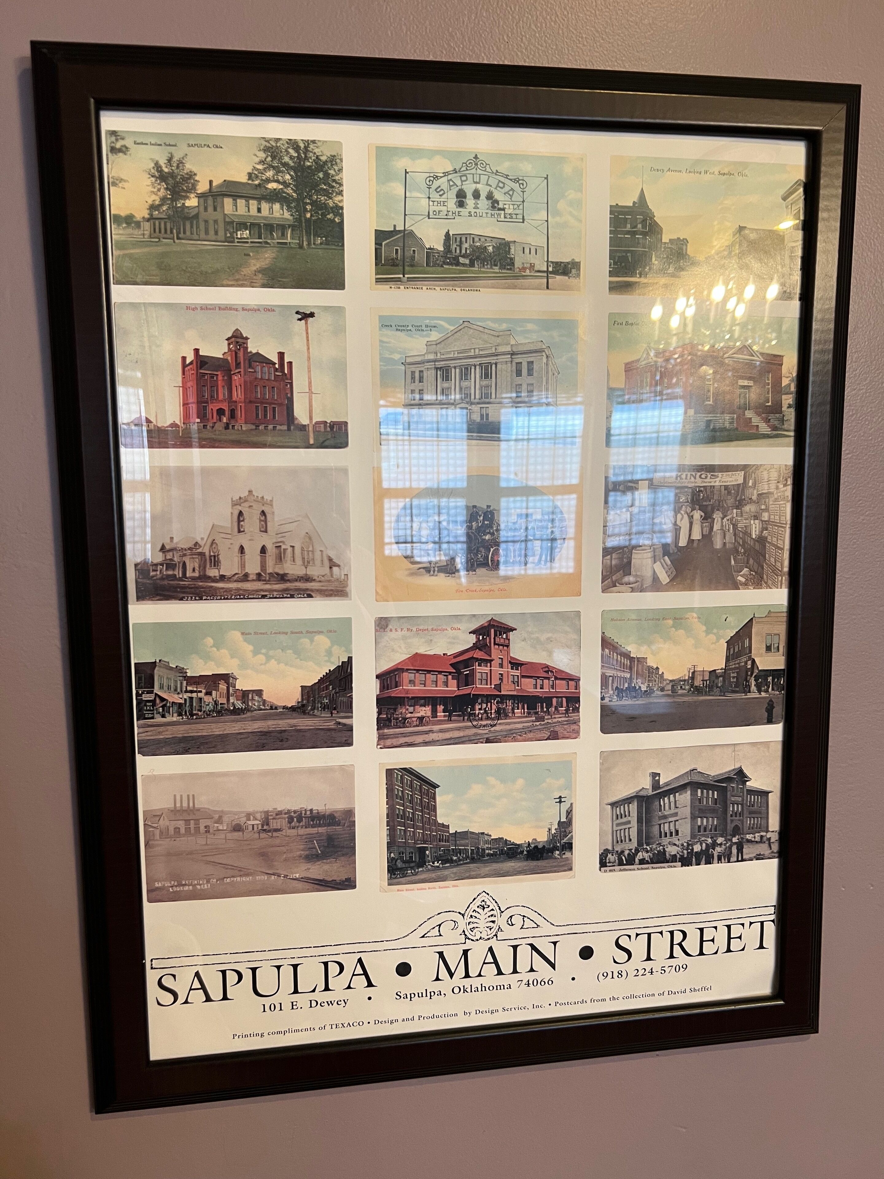 Un montage de photographies historiques de Sapulpa, Oklahoma, encadré, comprenant des images de bâtiments et de rues.