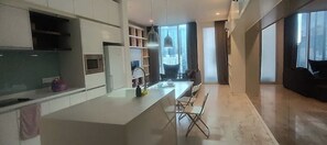 Geladeira, micro-ondas, fogão, cooktop