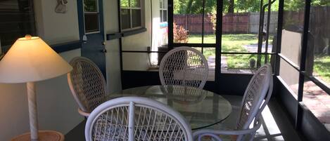 屋外ダイニングエリア