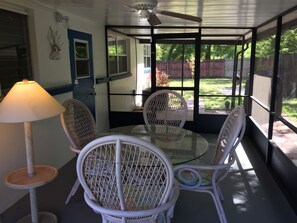 A covered patio with a table and chairs, a ceiling fan, and a view of the backyard. - 3-bedroom house in marvelous Hudson with AC, WiFi (Hudson)