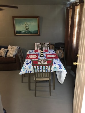 Dining - 3-bedroom house in marvelous Hudson with AC, WiFi (Hudson)