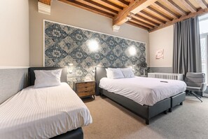 1 bedroom, free WiFi, bed sheets - Cozy Historical Triple Room in Bruges Center (Brugge)