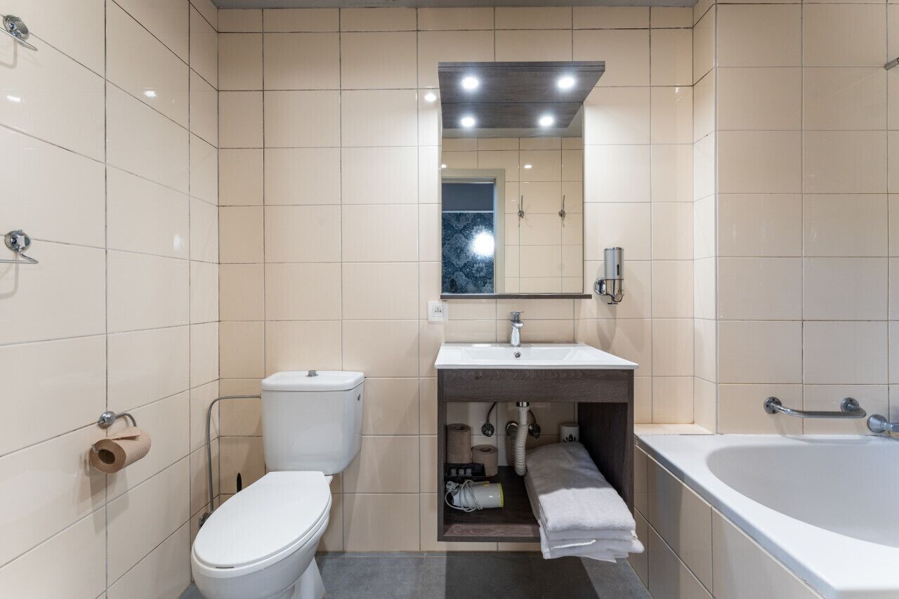 Een haardroger, handdoeken