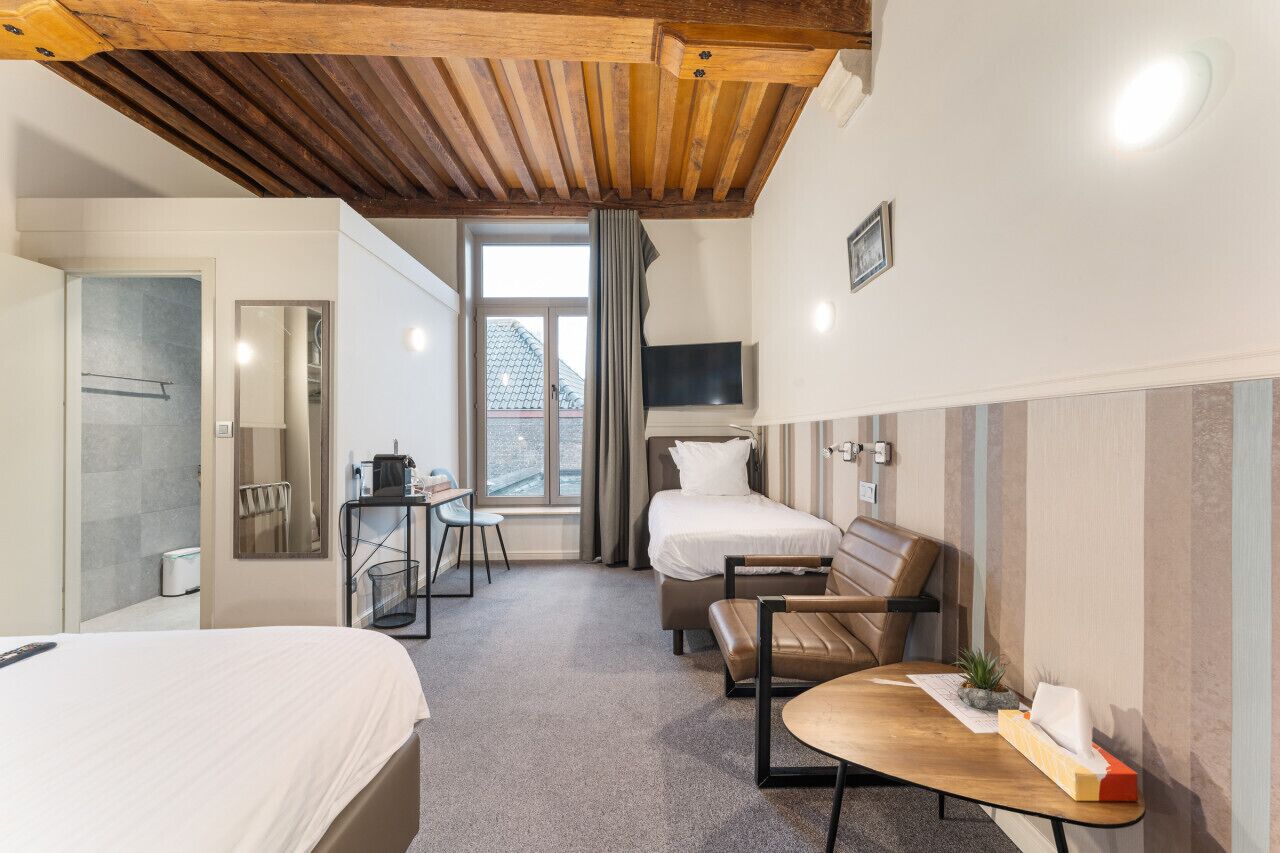 Spacious Triple Room In Historic Bruges - Brujas