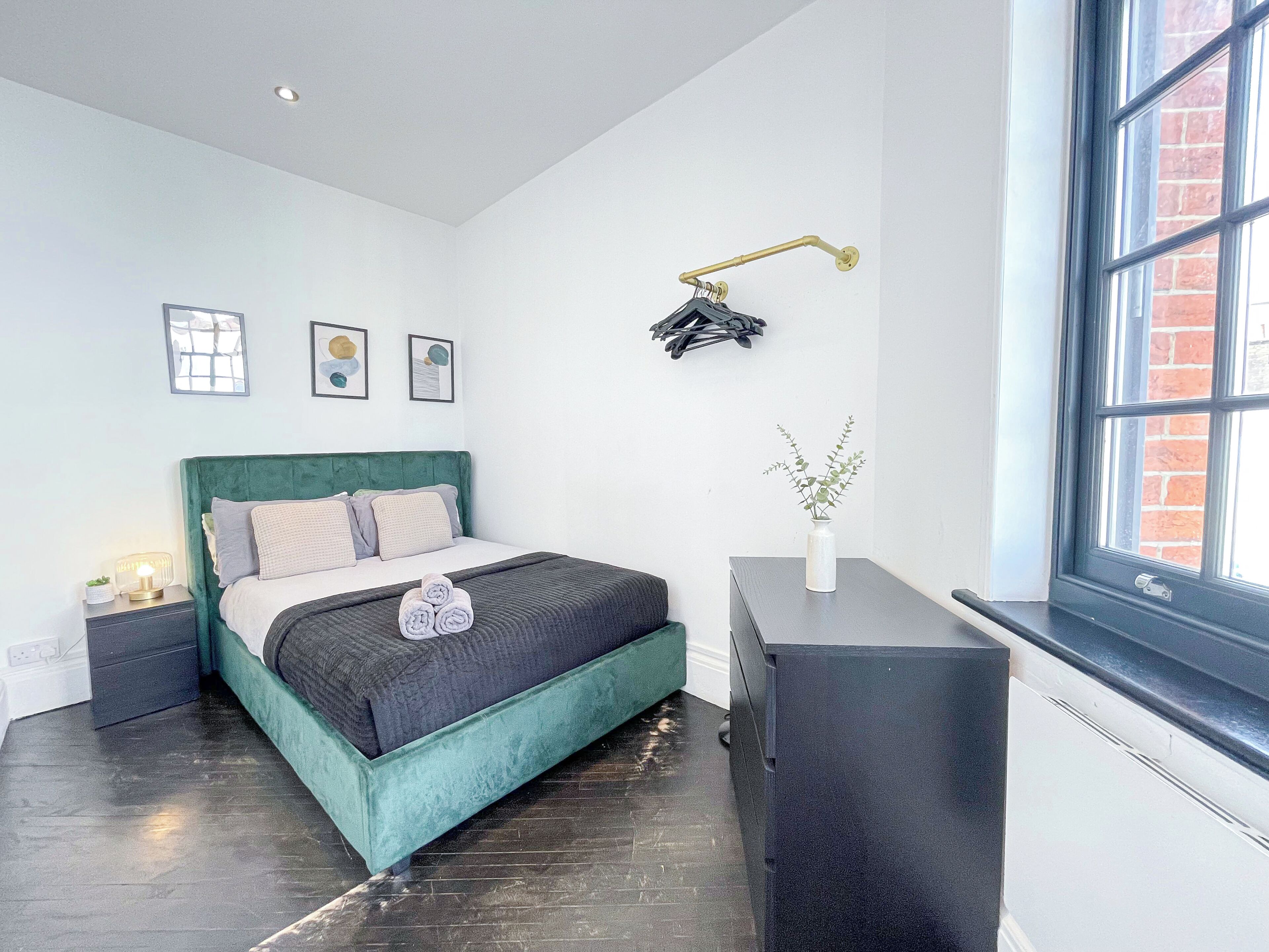 1 habitación, escritorio, tabla de planchar con plancha y cuna de viaje 