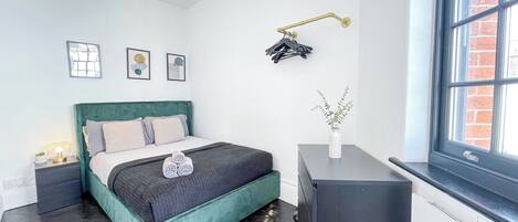 1 chambre, bureau, fer et planche à repasser, lit de bébé portatif