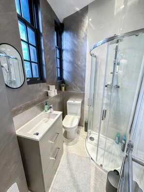 Dusche, Haartrockner, Handtücher, Seife