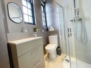 Douche, sèche-cheveux, serviettes fournies, savon