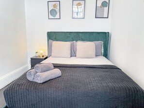 1 chambre, bureau, fer et planche à repasser, lit parapluie