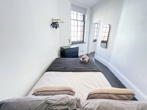 1 chambre, bureau, fer et planche à repasser, lit parapluie