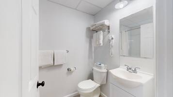 Chuveiro, secador de cabelo, toalhas de banho