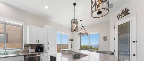 Mikrobølgeovn, ovn, kokeplater og oppvaskmaskin