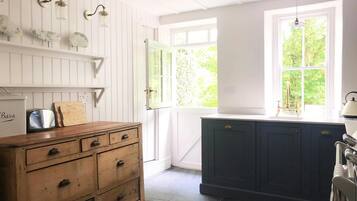 Køleskab, mikrobølgeovn, opvaskemaskine, brødrister