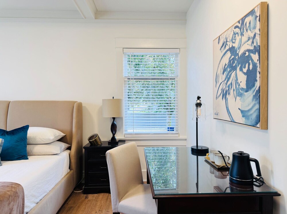 Master King Bedroom Private Bathroom Central Vancouver Vancouver Vrbo