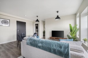 Leilighet – premium | Oppholdsområde | En 70-tommers smart-TV med digitale kanaler