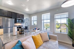 Apartamento Confort | Zona de estar | Smart TV de 70 pulgadas con canales digitales