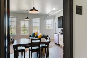 家庭公寓 | 起居区 | 70-英寸智能电视（配备数码频道）