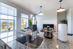 Private kitchen - Modern Retreat Near Henry Ford (Detroit)