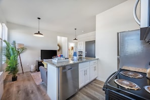 Private kitchen - Modern Retreat Near Henry Ford (Detroit)