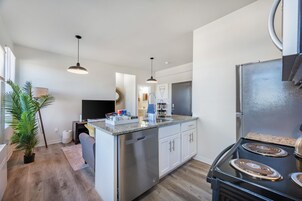 Apartamento superior | Cocina privada | Frigorífico grande, microondas, horno y placa de cocina