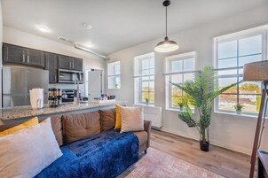 Apartamento superior | Zona de estar | Smart TV de 70 pulgadas con canales digitales