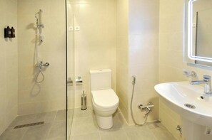 Une salle de bain moderne équipée d’une douche, de toilettes et d’un lavabo.
