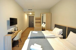 Basic Twin Room | Desk, soundproofing, free WiFi