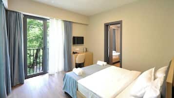Family Quadruple Room, Courtyard View | Desk, soundproofing, free WiFi