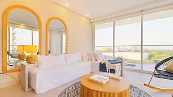 Apartament Deluxe | Sala d'estar | Televisor intel·ligent de 42 polzades amb canals per cable