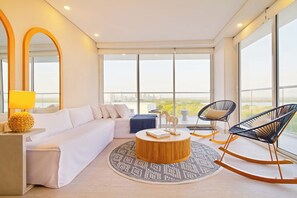 Deluxe Διαμέρισμα | Περιοχή καθιστικού | Τηλεόραση Smart 42 ιντσών με καλωδιακά κανάλια