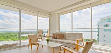 Apartamento Deluxe | Zona de estar | Smart TV de 42 pulgadas con canales por cable