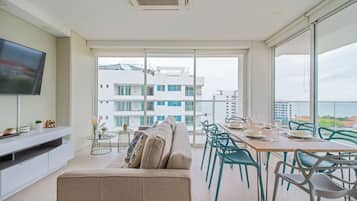 Apartament superior | Sala d'estar | Televisor intel·ligent de 42 polzades amb canals per cable