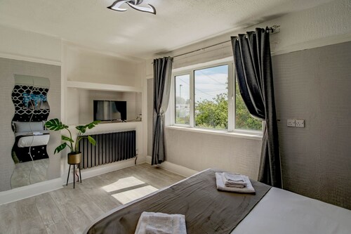 Art Deco House, Close to Beach & Amenities
