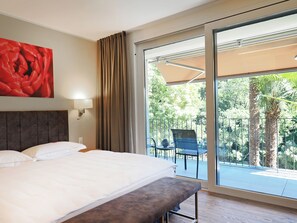 Superior-Doppelzimmer, Balkon, Gartenblick | Allergikerbettwaren, Minibar, Zimmersafe, Reisekinderbett