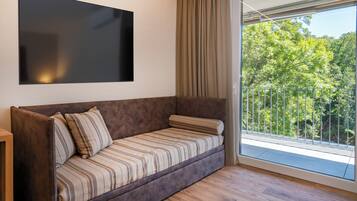 Kamar Double Superior, balkon, pemandangan kebun | Seprai antialergi, minibar, brankas, dan tempat tidur bayi