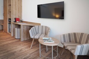 Allergitestade sängkläder, minibar och värdeförvaringsskåp på rummet