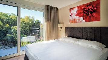 Kamar Double Comfort, balkon | Seprai antialergi, minibar, brankas, dan tempat tidur bayi