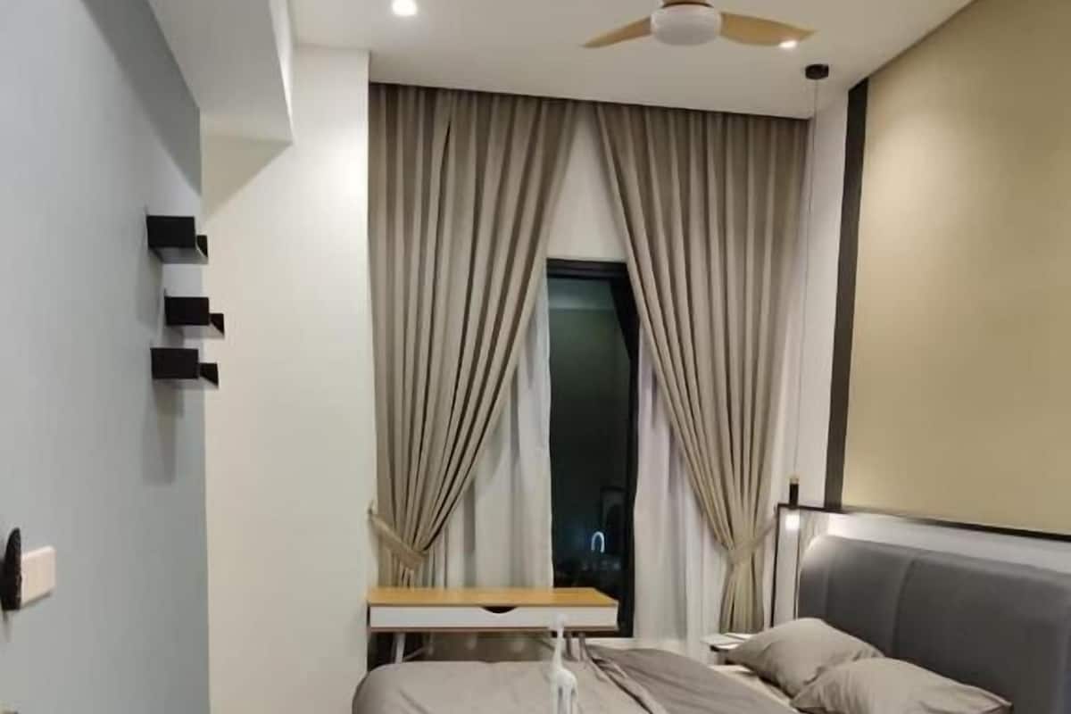 Deluxe Room, Balcony, City View | In-room safe, soundproofing, iron/ironing board, WiFi (free)