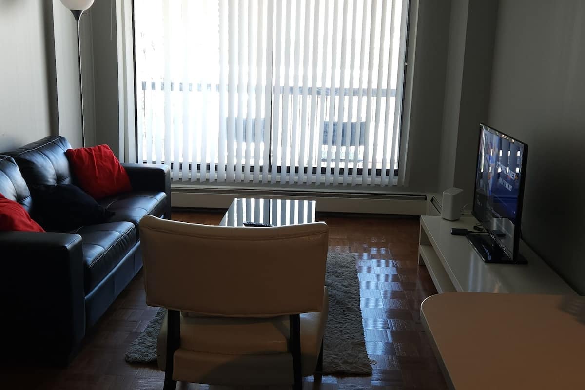 2 bedrooms, individually decorated, individually furnished