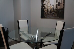 Appartement Familial, 2 chambres, balcon, vue ville | Restauration dans la chambre